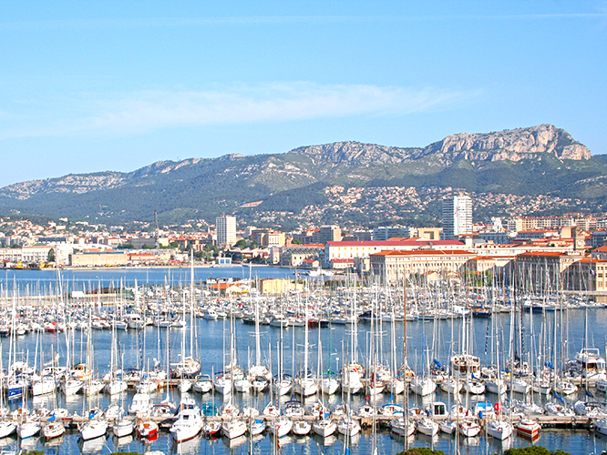 vue de la ville de Toulon (83) depuis la marina